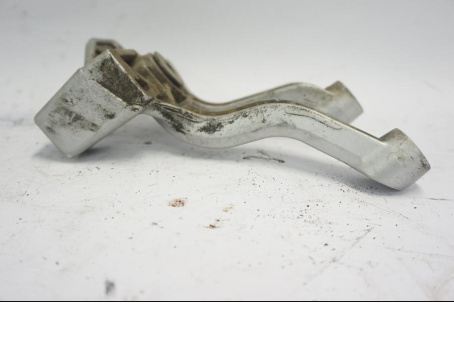 Höger sida på Fotpinnefäste från en Suzuki DL 1000 -2003 motorcykel.