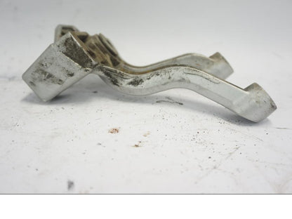 Höger sida på Fotpinnefäste från en Suzuki DL 1000 -2003 motorcykel.