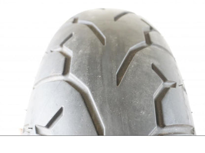 Snett nerifrån på <p>Begagnad däck av märket Pirelli och modell Night Dragon GT.</p>

<p>Dimension 180/65-16. </p>

<p>Mönsterdjup ca.80%</p>

<p>Tillv. 02/2023.</p> moped.