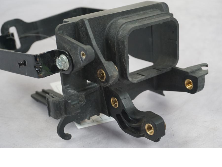 Snett nerifrån på Batterihållare från en H-D Sportster 883 XL -2007 motorcykel.