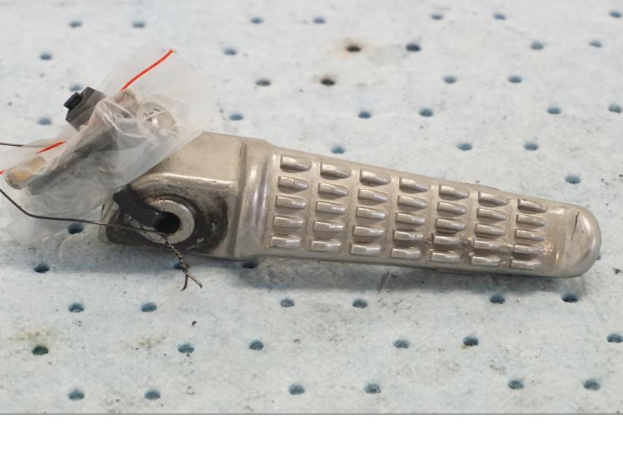 Framsidan på Fotpinne från en Kawasaki Z 900 -2019 motorcykel.