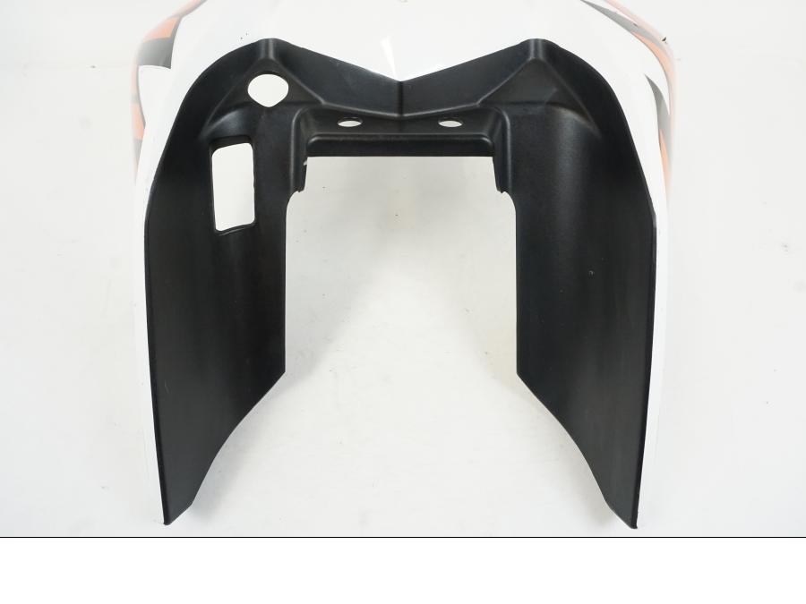 Snett nerifrån på Tankkåpa från en KTM 125 Duke -2014 motorcykel.