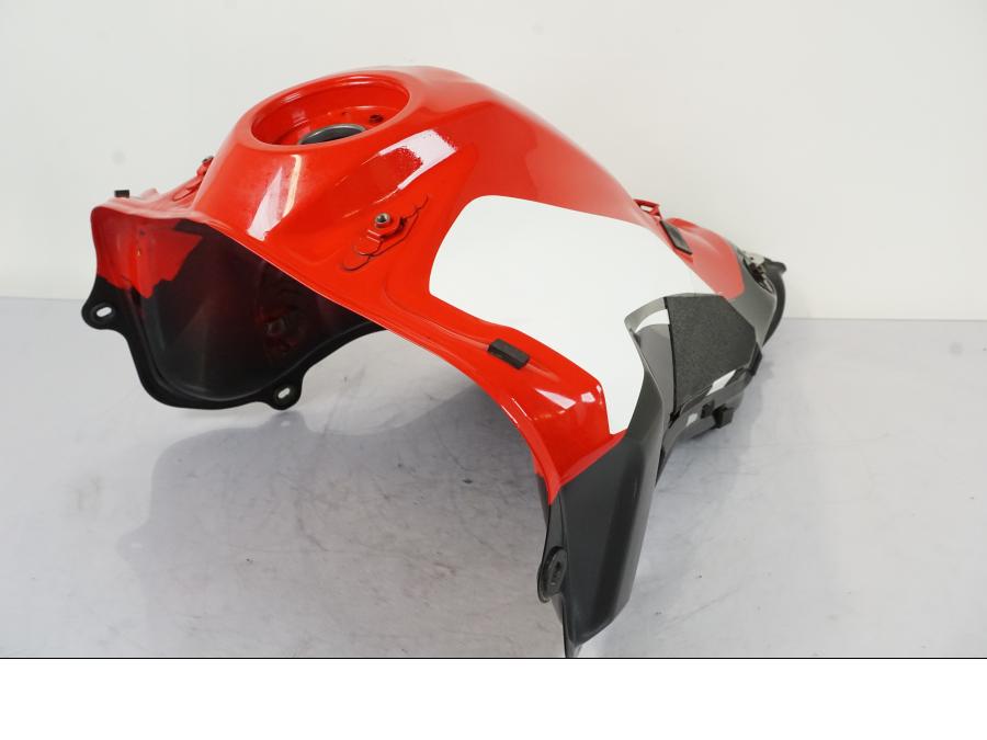 Snett uppifrån på Bensintank från en Honda CRF 1000 Africa Twin -2016 motorcykel.