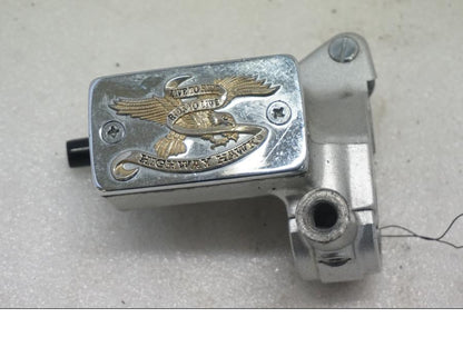 Framsidan på Bromshuvudcylinder från en Suzuki VL 800 -2004 motorcykel.