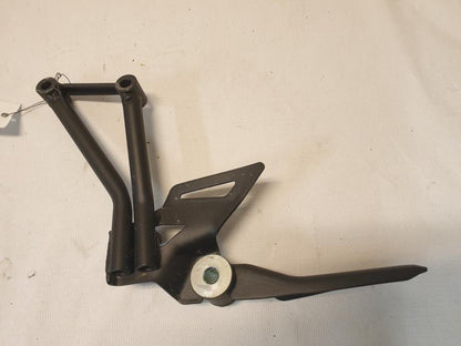 Baksidan på Fotpinnefäste från en Kawasaki Z 125 -2019 motorcykel.