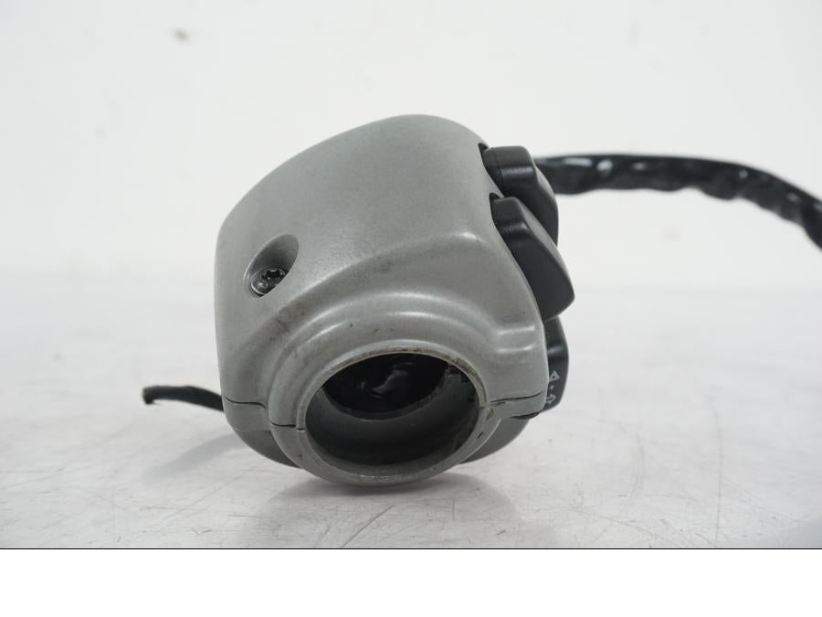 Snett nerifrån på Styrelreglage från en H-D Softail FXCW Rocker -2008 motorcykel.