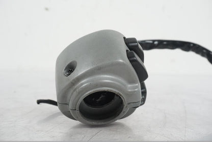 Snett nerifrån på Styrelreglage från en H-D Softail FXCW Rocker -2008 motorcykel.