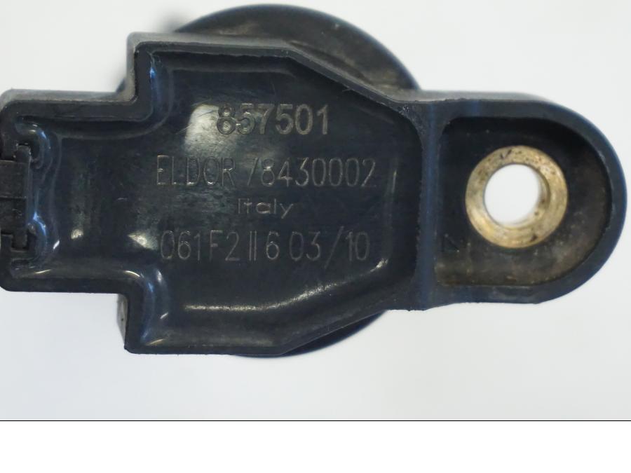 Höger sida på Tändspole från en Aprilia RSV 1000 -2010 motorcykel.