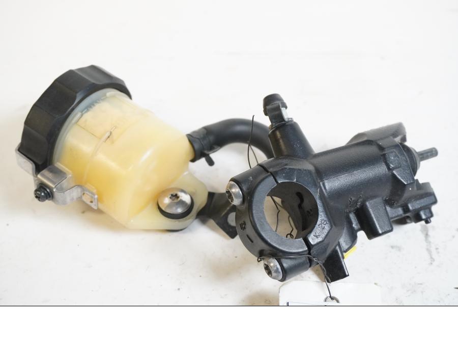 Framsidan på Bromshuvudcylinder från en BMW S 1000 RR -2015 motorcykel.