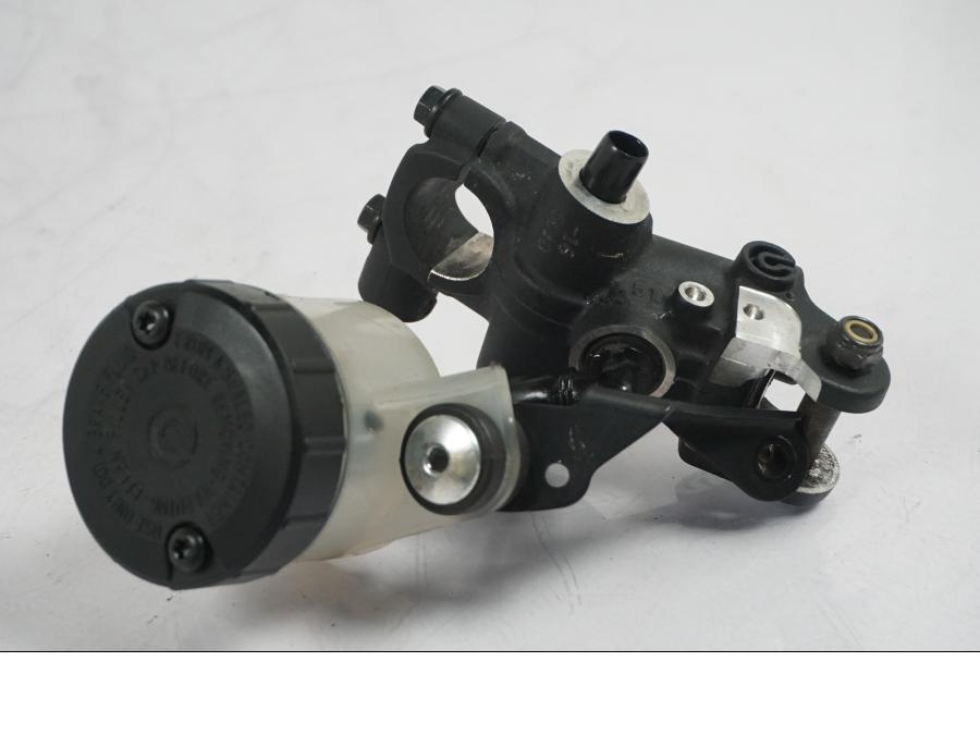 Vänster sida på Bromshuvudcylinder från en KTM 1290 Super Duke R -2015 motorcykel.