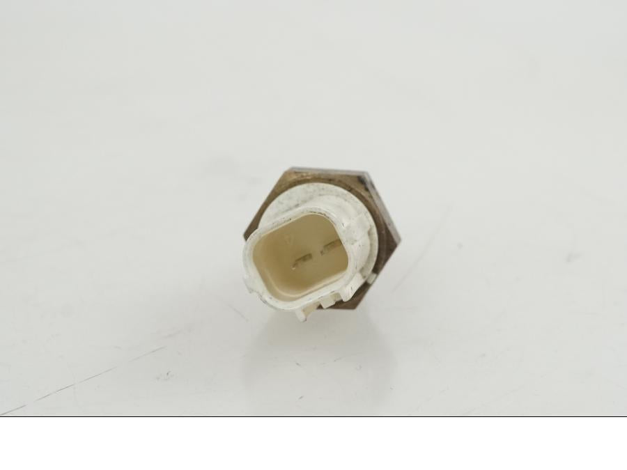 Baksidan på Vattenkyltermostat från en KTM 1290 Super Duke R -2021 motorcykel.