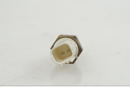 Baksidan på Vattenkyltermostat från en KTM 1290 Super Duke R -2021 motorcykel.