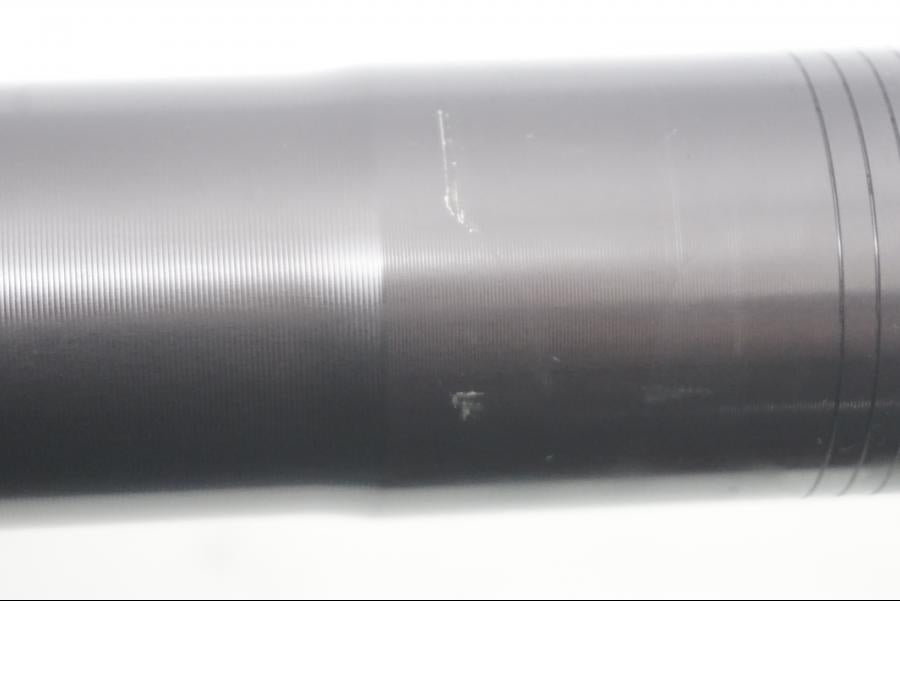 Snett nerifrån på Gaffelben från en Ducati 899 Panigale -2015 motorcykel.