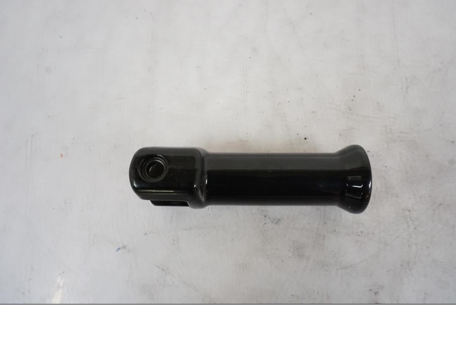 Höger sida på Fotpinnefäste från en H-D Softail Sport Glide FLSB -2022 motorcykel.