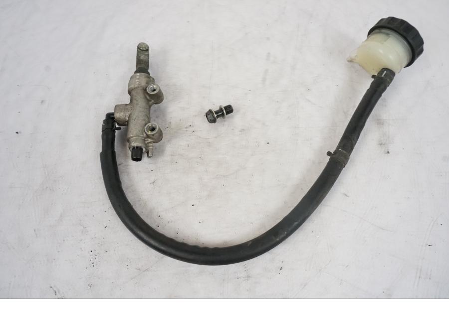 Framsidan på Bromshuvudcylinder från en Kawasaki ER-6F -2010 motorcykel.