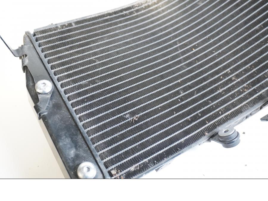 Höger sida på Vattenkyl från en Triumph Tiger -2012 motorcykel.