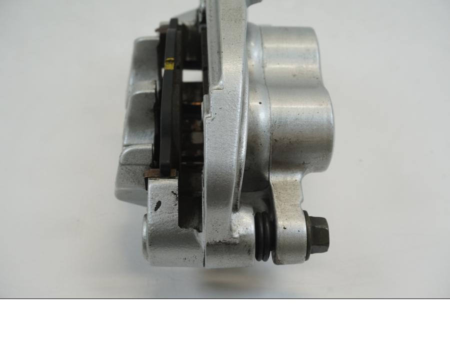 Vänster sida på Bromsok från en Yamaha XVS 1100 -2003 motorcykel.