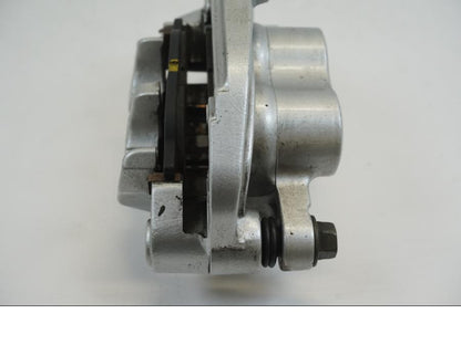 Vänster sida på Bromsok från en Yamaha XVS 1100 -2003 motorcykel.