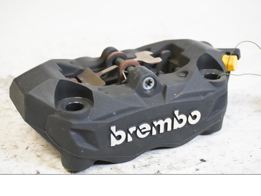 Framsidan på <p>Bromsok höger fram från BMW R 1200 GS 2013.</p>

<p>Brembo, 4-kolvs ok.</p> motorcykel.