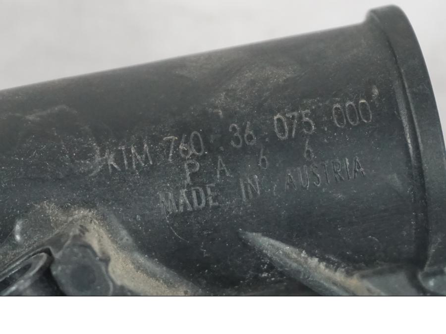 Baksidan på Tändspole Kåpa från en KTM 690 Duke -2015 motorcykel.