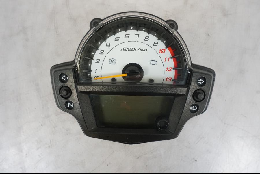 Baksidan på Instrumentpanel från en Kawasaki Versys 650 -2014 motorcykel.