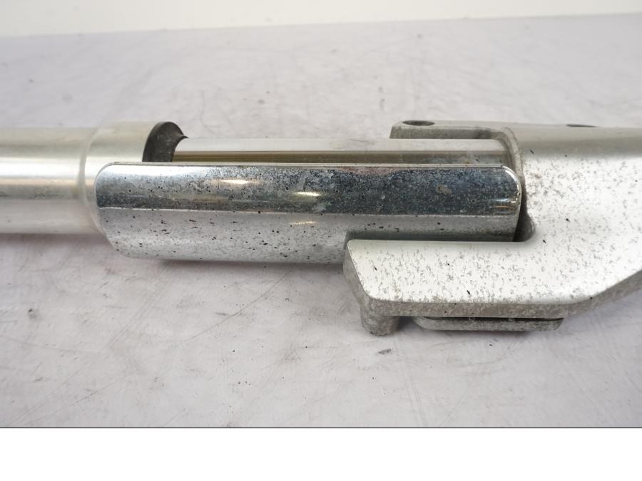 Höger sida på Gaffelben från en Kawasaki VN 1500 -2003 motorcykel.