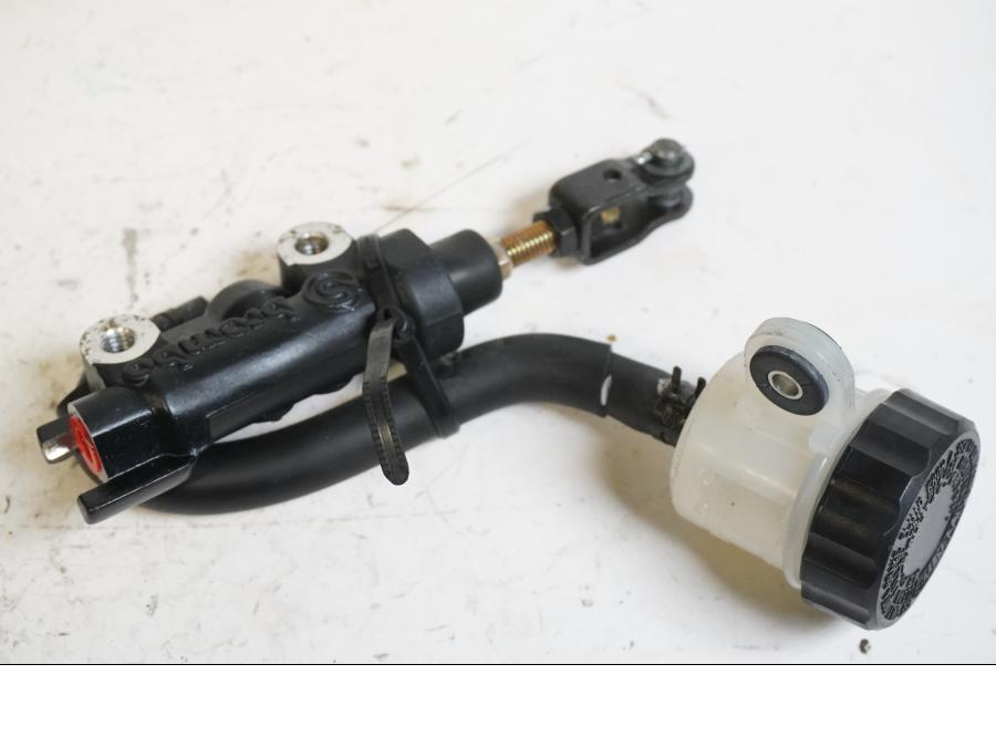 Framsidan på Bromshuvudcylinder från en Yamaha FZ-1 N -2006 motorcykel.