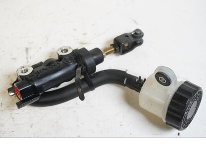 Framsidan på Bromshuvudcylinder från en Yamaha FZ-1 N -2006 motorcykel.