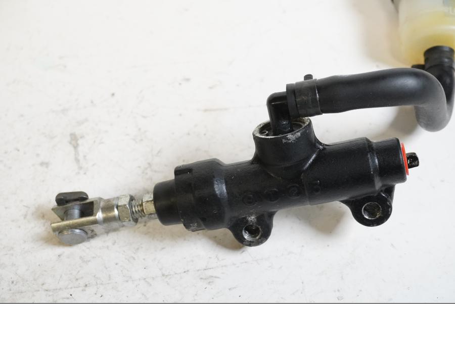 Baksidan på Bromshuvudcylinder från en Triumph Daytona 675 -2010 motorcykel.