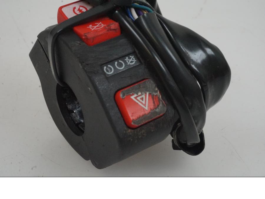 Baksidan på Styrelreglage från en KTM 1290 Super Duke -2019 motorcykel.