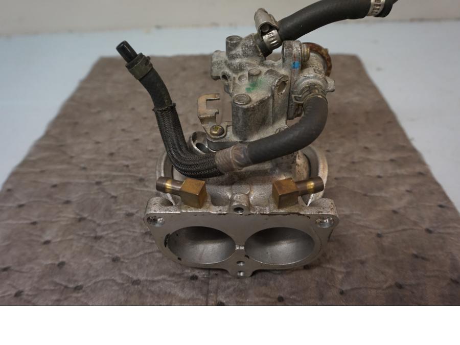 Baksidan på Insug från en Kawasaki VN 1500 Mean Streak -2003 motorcykel.