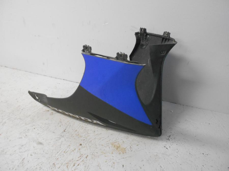 Baksidan på Magkåpa från en Honda CBR 125 R -2006 motorcykel.