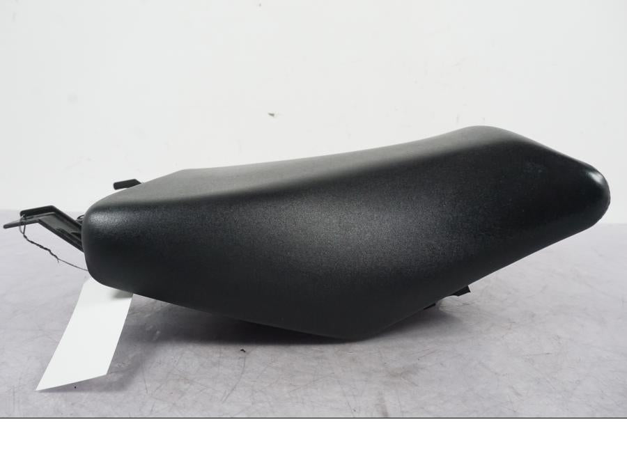 Snett nerifrån på Sadel från en Suzuki GSF 1250 -2010 motorcykel.