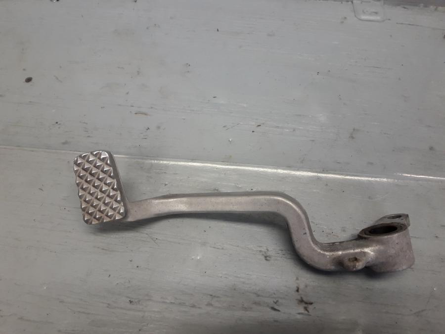 Framsidan på Bromspedal från en Kawasaki ZZR 1100 -1990 motorcykel.