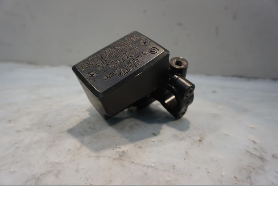 Baksidan på Bromshuvudcylinder från en Yamaha XT 1200 Z -2011 motorcykel.