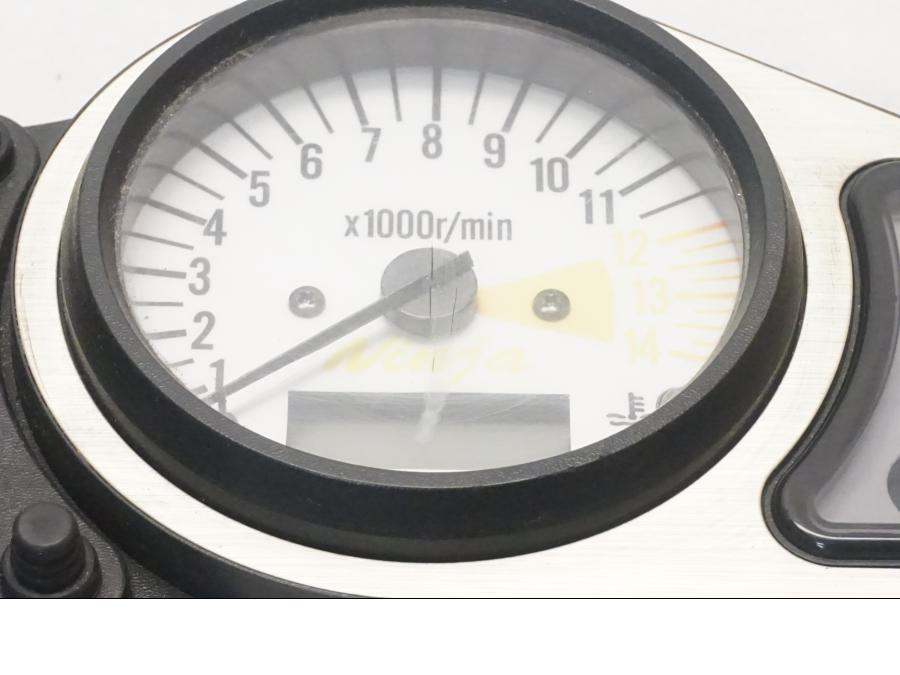 Snett uppifrån på Instrumentpanel från en Kawasaki ZX-9R -1998 motorcykel.