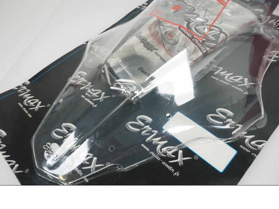 Snett nerifrån på Vindruta från en Suzuki GSX-S 1000 -2023 motorcykel.