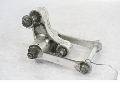 Framsidan på Stötdämparlänkage från en Suzuki GSX 1300 RX -1999 motorcykel.