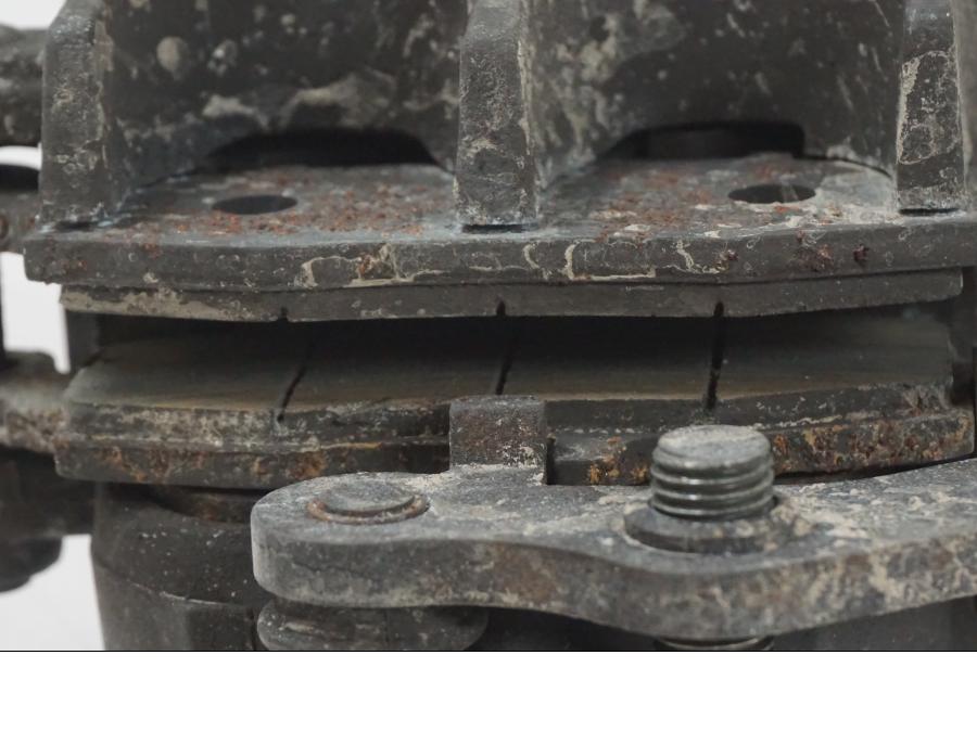 Snett nerifrån på Bromsok från en Suzuki SV 650 S -2005 motorcykel.