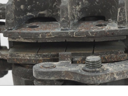 Snett nerifrån på Bromsok från en Suzuki SV 650 S -2005 motorcykel.