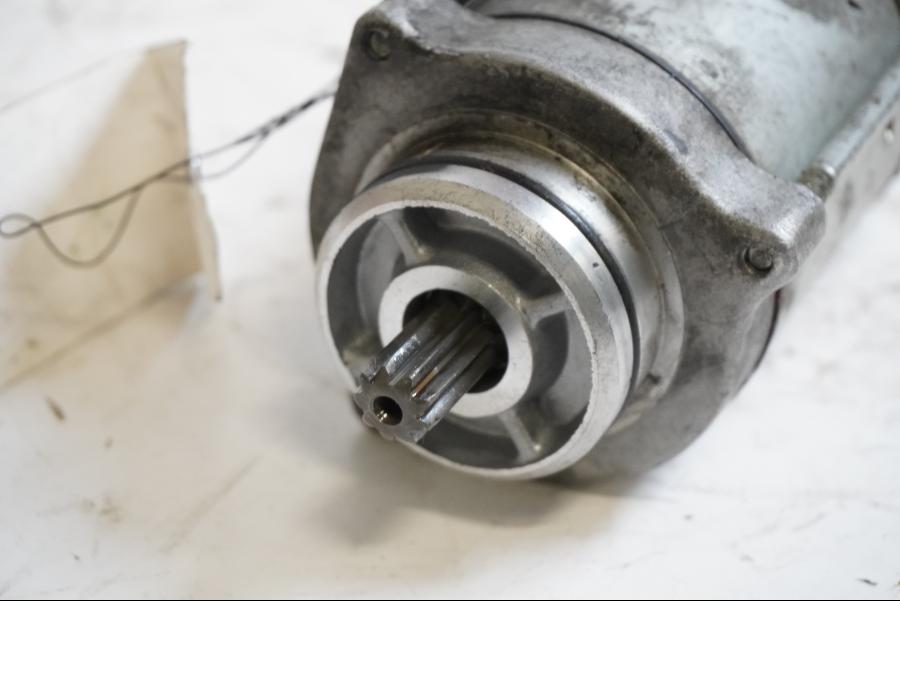 Baksidan på Startmotor från en Honda VFR 750 -1990 motorcykel.