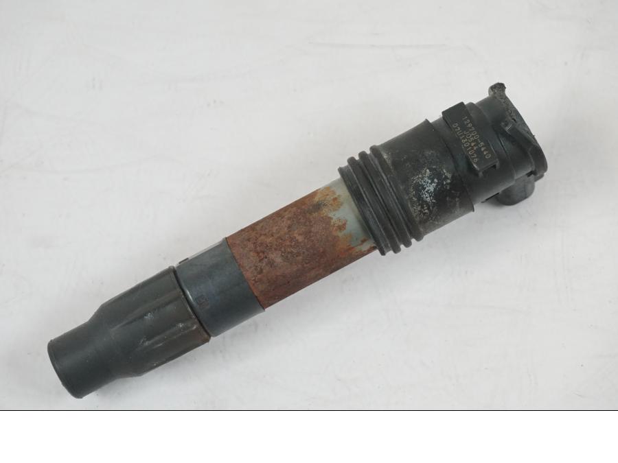 Vänster sida på Tändspole från en KTM 1290 Super Duke R -2018 motorcykel.