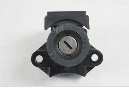 Vänster sida på <p>Låssats från BMW R 1200 RT 2011.</p>

<p>2st nycklar och 1st plastnyckel, tändningslås, förvaringfackslås, sadellås och tanklock.</p> motorcykel.