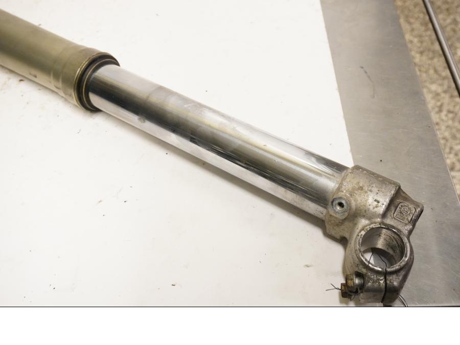 Baksidan på Gaffelben från en Husaberg FS 650 E -2003 motorcykel.