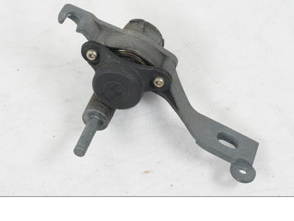 Snett uppifrån på <p>Låssats från BMW R 1200 GS 2007.</p>

<p>Med tändningslås, tanklock, sadellås, 1st nyckel</p> motorcykel.