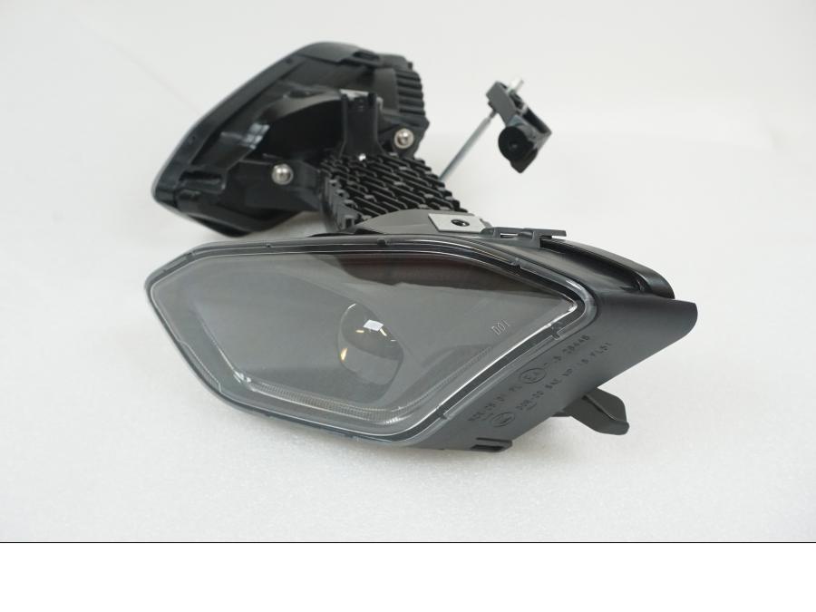 Snett uppifrån på Strålkastare från en BMW S 1000 RR -2021 motorcykel.