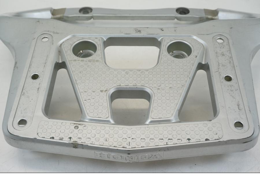 Snett nerifrån på Passagerarhandtag från en Honda XL 1000 V -1999 motorcykel.