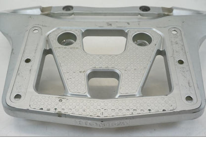 Snett nerifrån på Passagerarhandtag från en Honda XL 1000 V -1999 motorcykel.