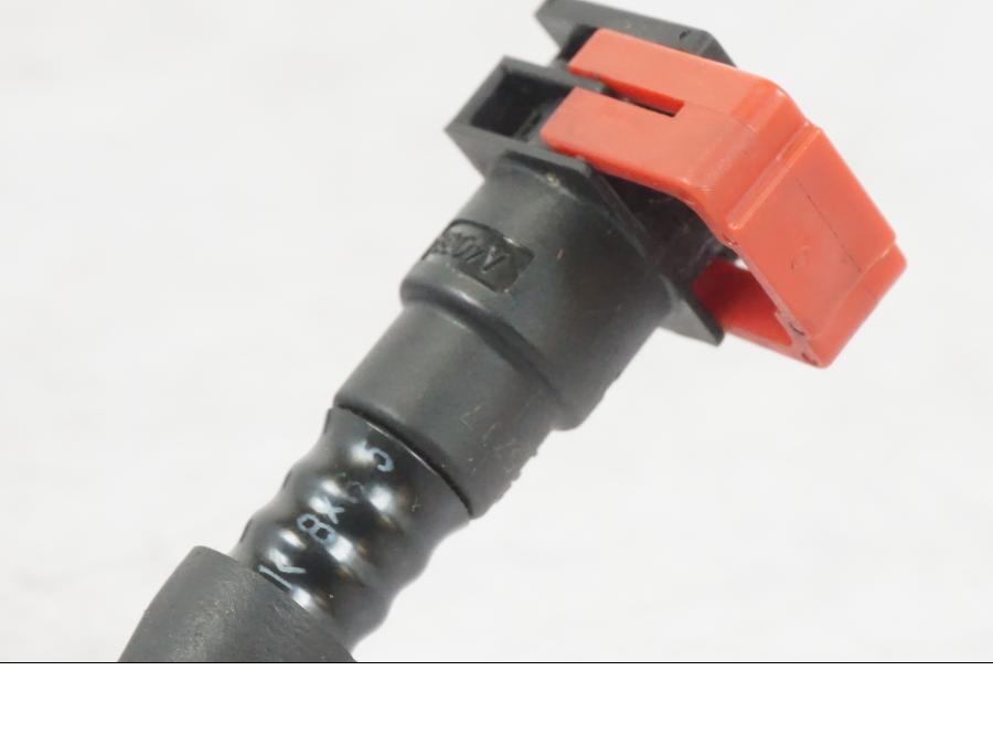 Snett nerifrån på Bensinledning från en Kawasaki ER-6N -2016 motorcykel.