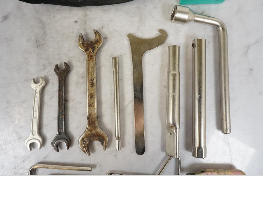 Vänster sida på Verktyg från en BMW R 1150 GS -2002 motorcykel.